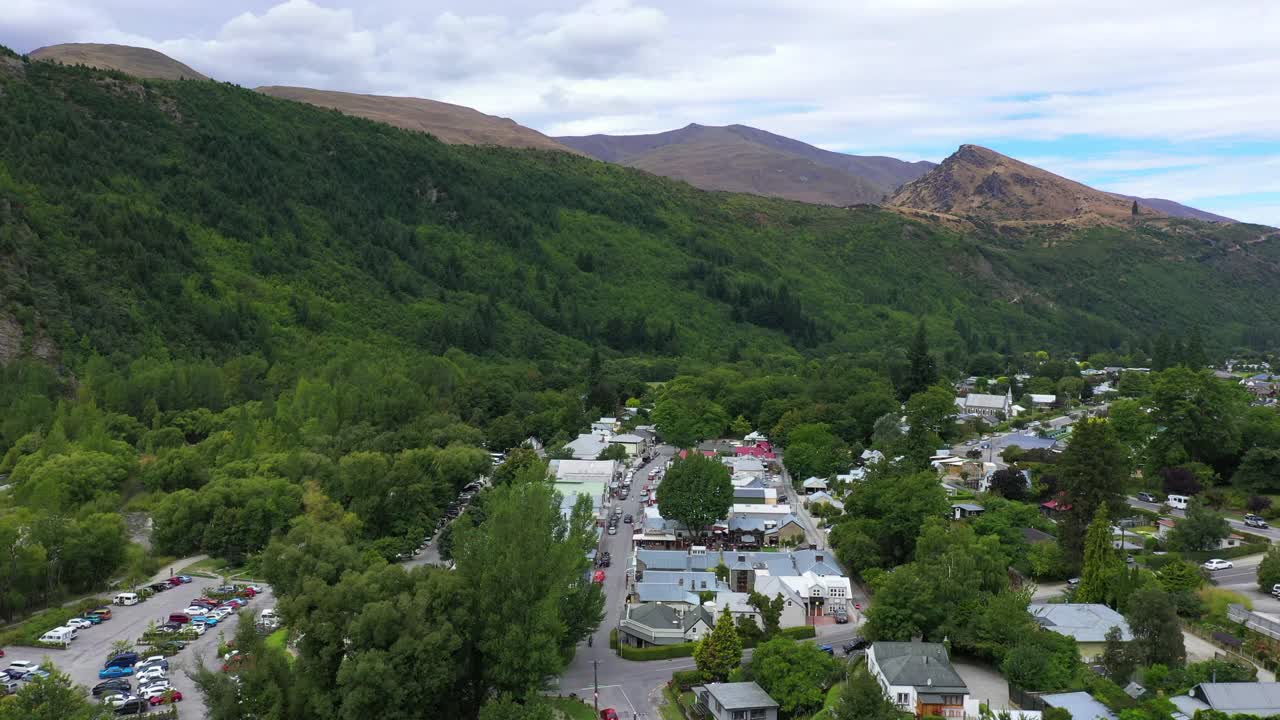 空中前进风景上的房子的美丽镜头，无人机飞过绿色道路-奥克兰，新西兰视频素材