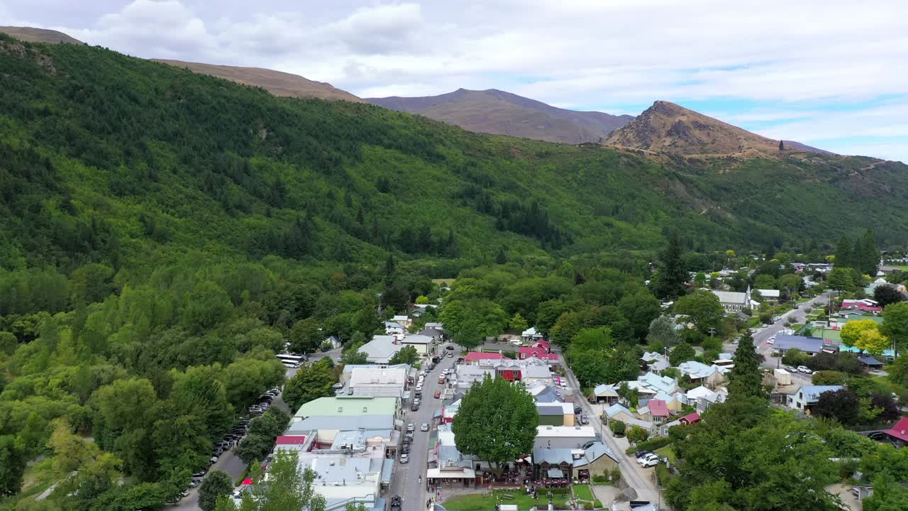 空中向后的绿色景观住宅美丽的镜头-奥克兰，新西兰视频素材