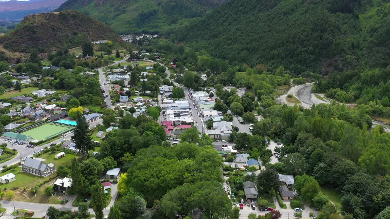 在景观上的结构的空中向后风景，无人机飞过绿树-奥克兰，新西兰视频素材