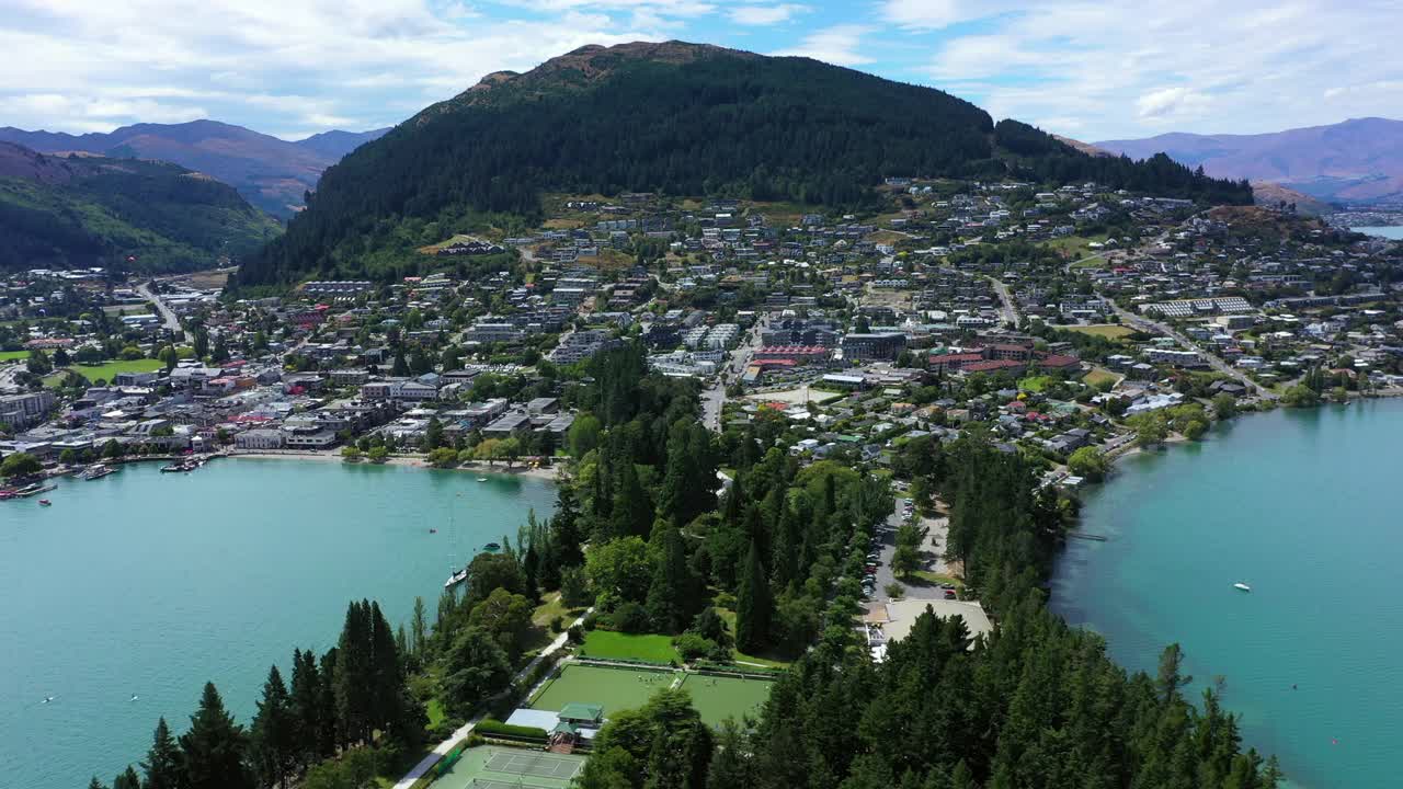 绿色景观上的住宅建筑的航拍，无人机飞过湖面-奥克兰，新西兰视频素材