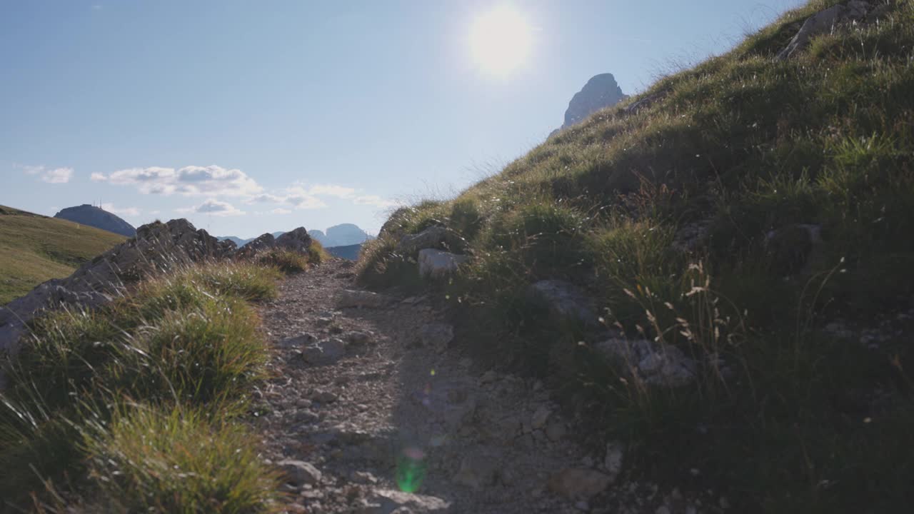 年轻人在山上跑步，慢动作视频素材