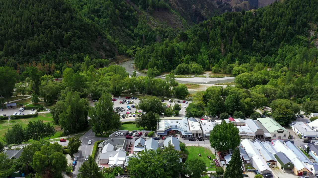 森林中河流流动的空中美丽镜头，无人机飞过房屋-奥克兰，新西兰视频素材