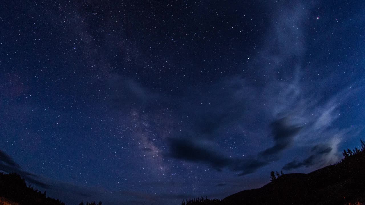 在森林的夜晚，锁定时间流逝戏剧性天空的美丽镜头-克里德，科罗拉多州视频素材