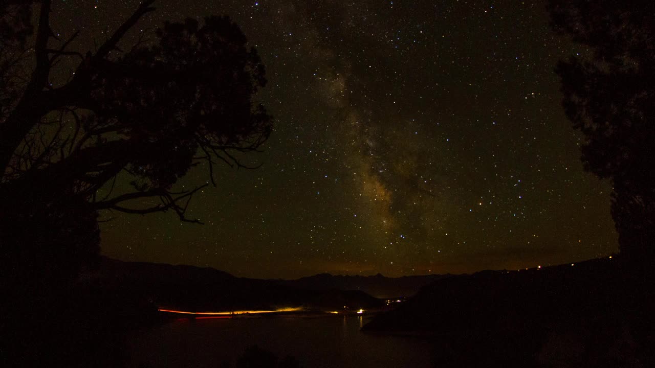 夜晚星空下的湖泊延时锁定拍摄-里奇威，科罗拉多州视频素材