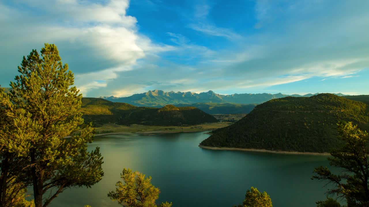 时间推移封锁风景拍摄的湖泊在绿色森林在日落- Ridgway，科罗拉多州视频素材