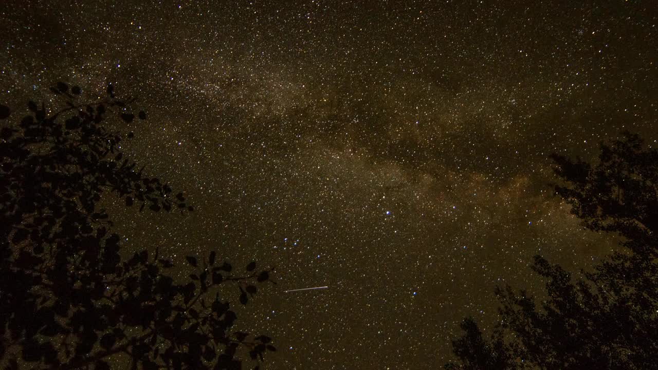 在夜晚，彗星在闪烁的天空中移动的延时风景镜头-科罗拉多州碲化物视频素材