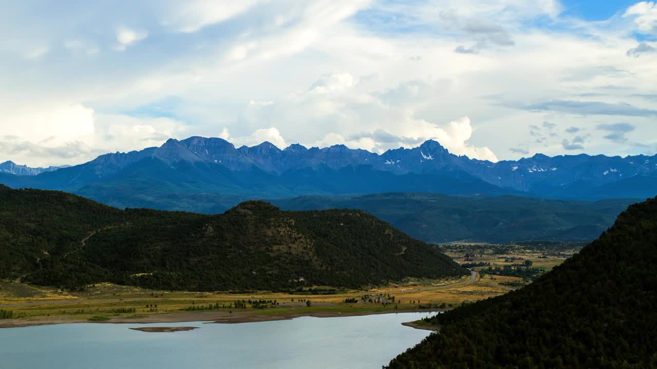 时间推移封锁风景湖和绿色景观对多云的天空- Ridgway，科罗拉多州视频素材