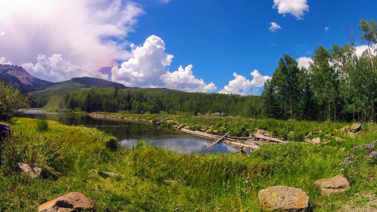 禁闭时间流逝的风景湖在绿色的草地，人们在假期探索-特柳赖德，科罗拉多州视频素材