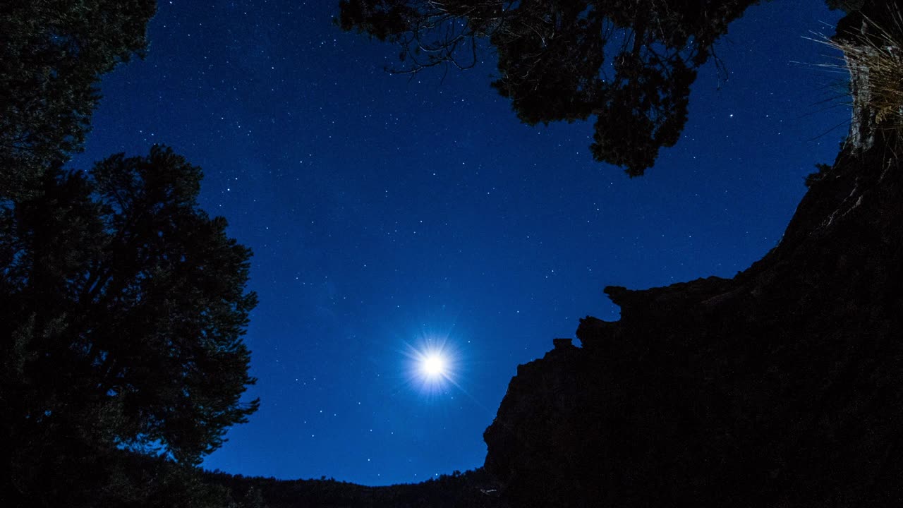 犹他州锡安国家公园，天空中明亮的月亮和星星的延时封锁风景照片视频素材