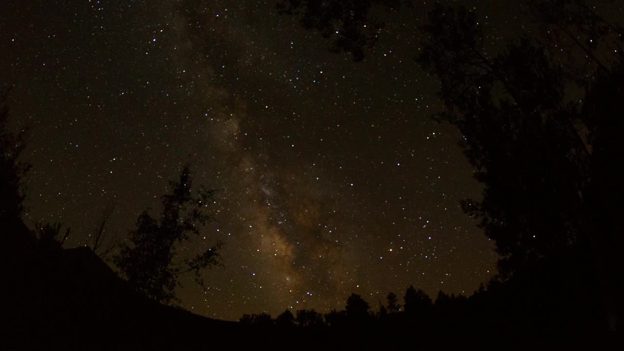 锁定延时拍摄的星星在夜空中移动-特柳赖德，科罗拉多州视频素材