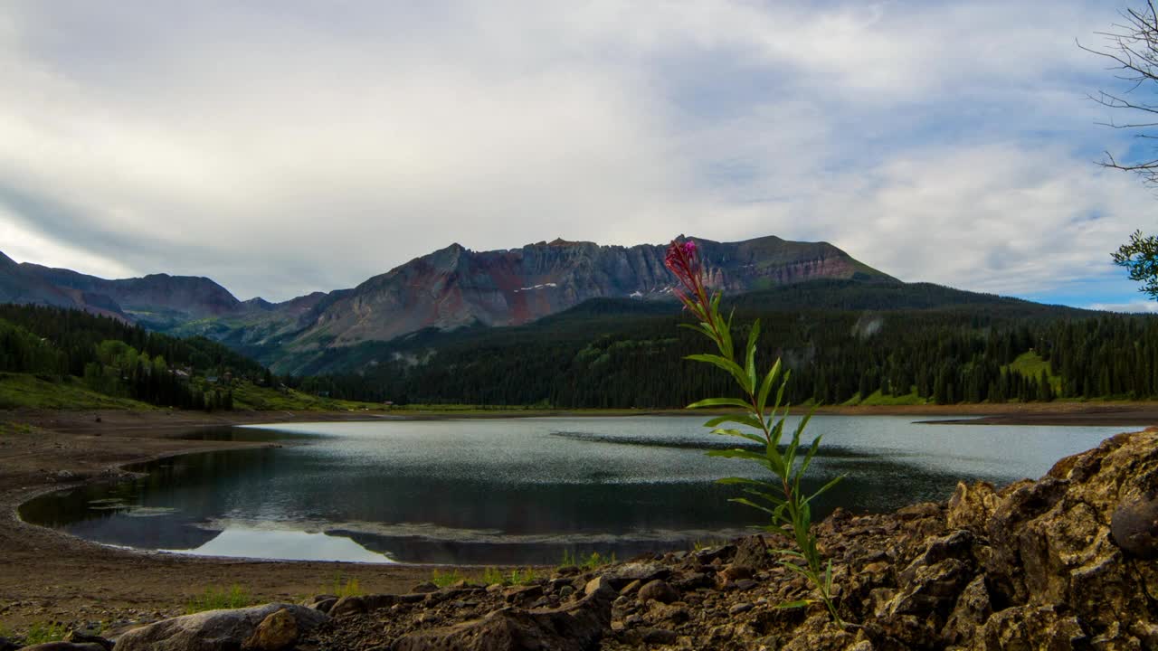 在自然景观中的山脉和湖泊上移动的云的时间推移风景镜头-特柳赖德，科罗拉多州视频素材