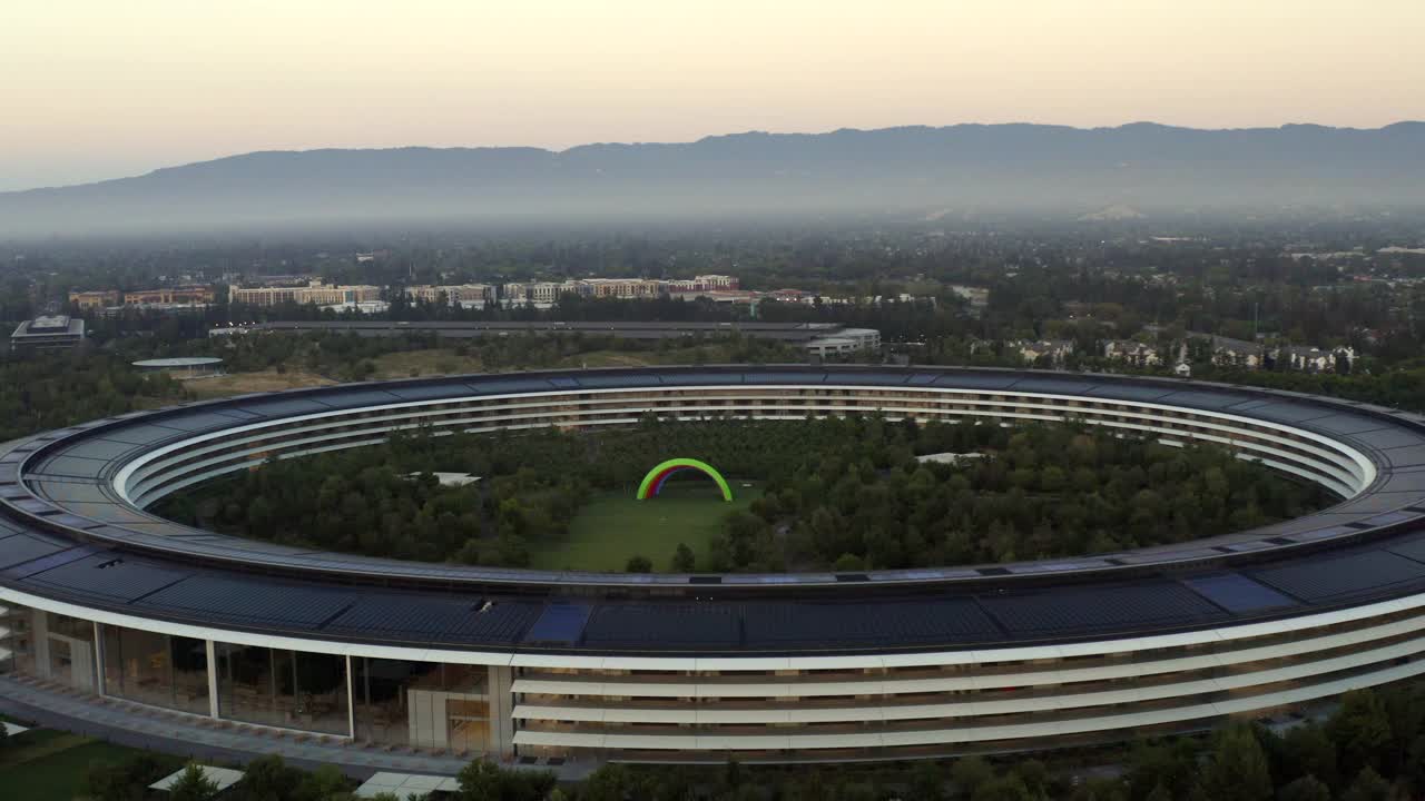 空中:苹果校园建筑的风景，无人机向后飞过绿树-库比蒂诺，加州视频素材