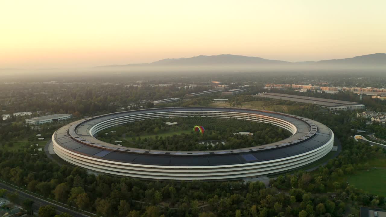 空中拍摄的苹果园区景观彩虹，无人机在建筑结构上方飞行-库比蒂诺，加州视频素材