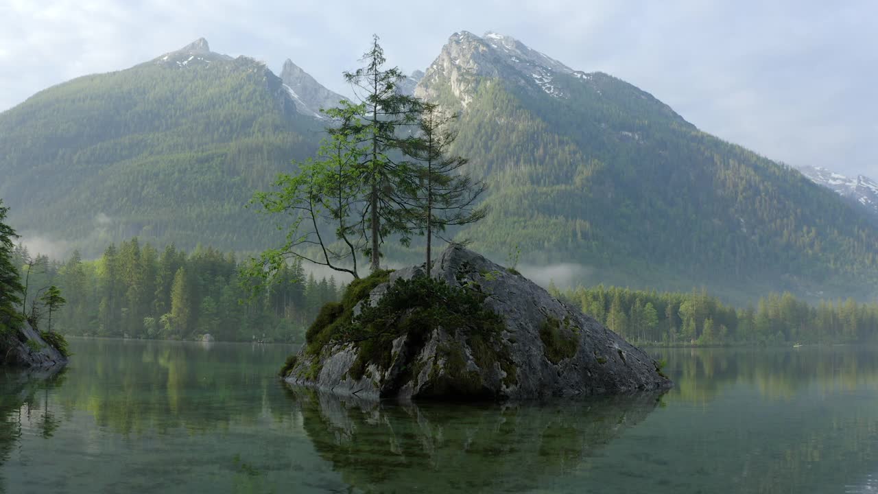 航拍:冬季山上绿树的风景，无人机飞越著名的湖- Hintersee，德国视频素材