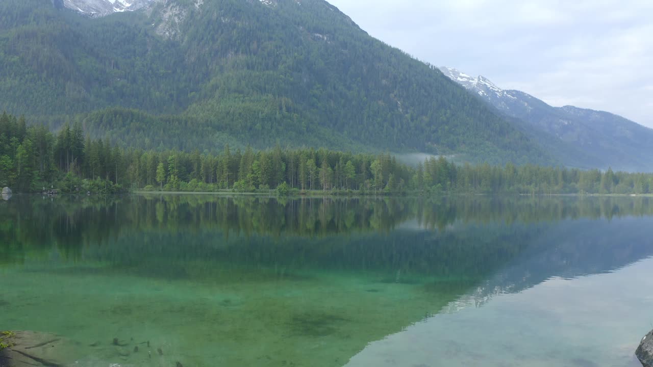 航拍:冬季山上绿树的风景拍摄，无人机向后飞行在著名的湖-腹地，德国视频素材