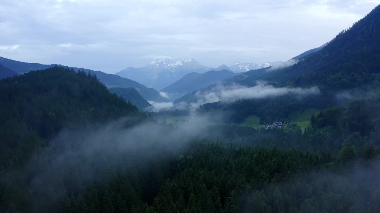 空中:在绿色的山脉景观的云层的风景，在冬天无人机在树上飞行-腹地，德国视频素材