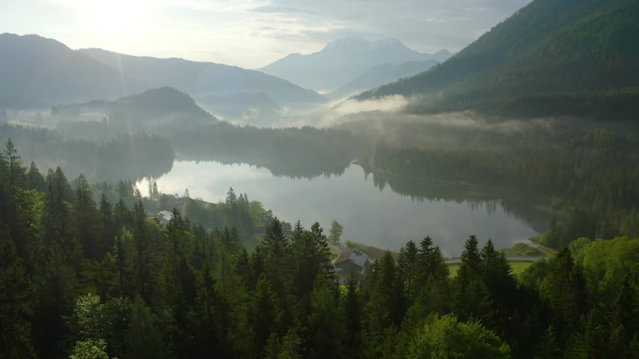 空中:在绿色景观中著名的内陆湖的风景，无人机飞向绿色景观上的小屋视频素材