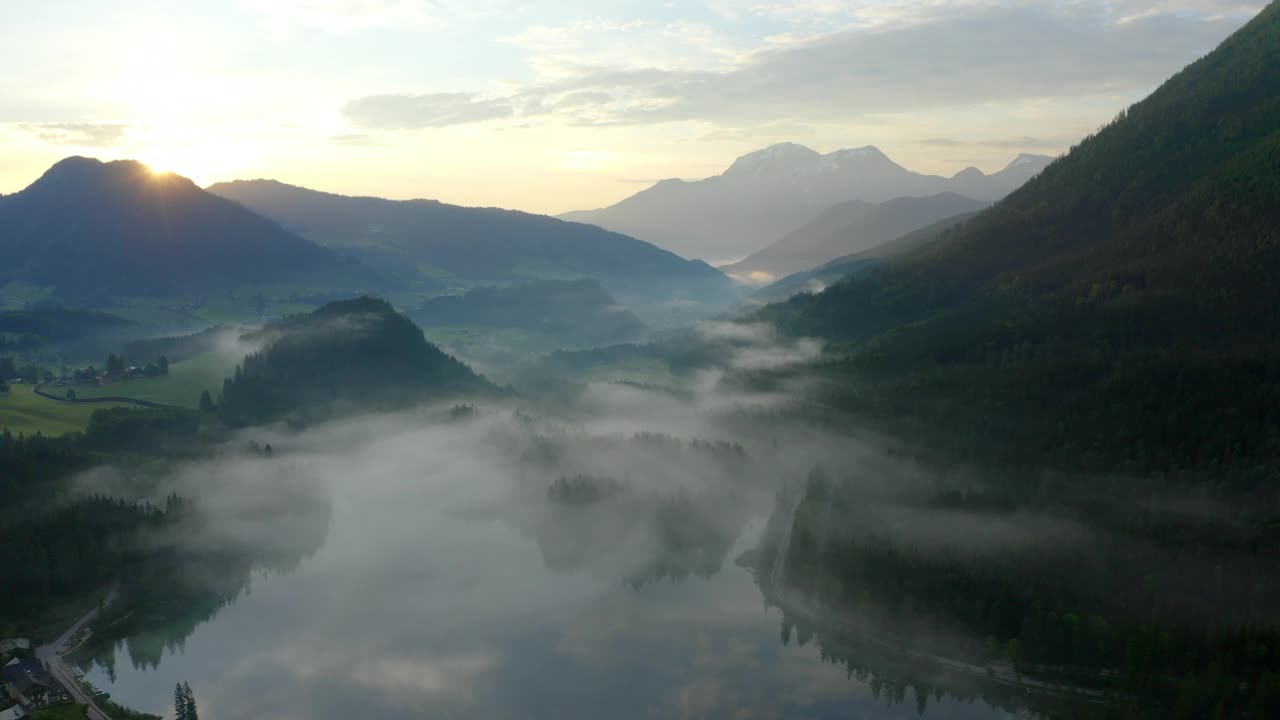 鸟瞰图:在日落时的绿色景观中著名的内陆湖风景视频素材