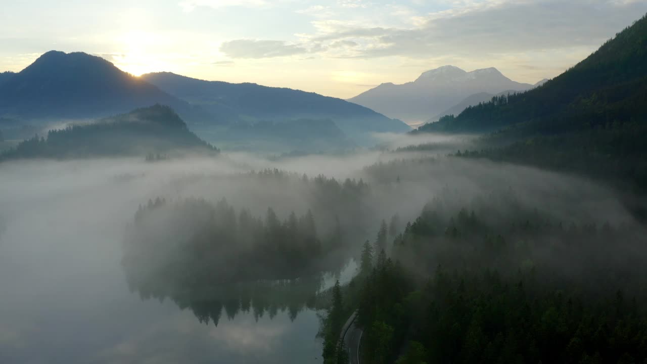 空中:日落时森林中绿树的宁静场景，无人机飞越湖泊-腹地，德国视频素材