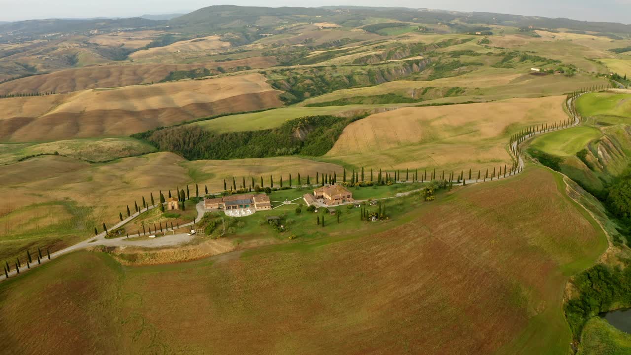 空中平移风景拍摄的树木和建筑的小山-腹地，德国视频素材