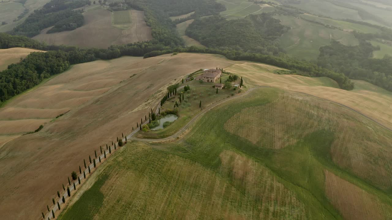 绿色山上美丽的建筑结构的空中平移镜头-腹地，德国视频素材