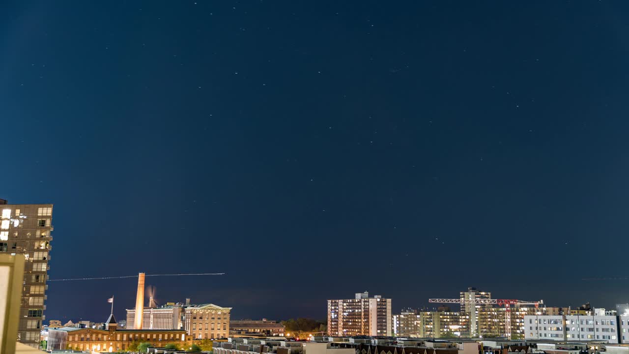 星星和空中交通在安大略湖和多伦多地毯工厂上空移动视频素材