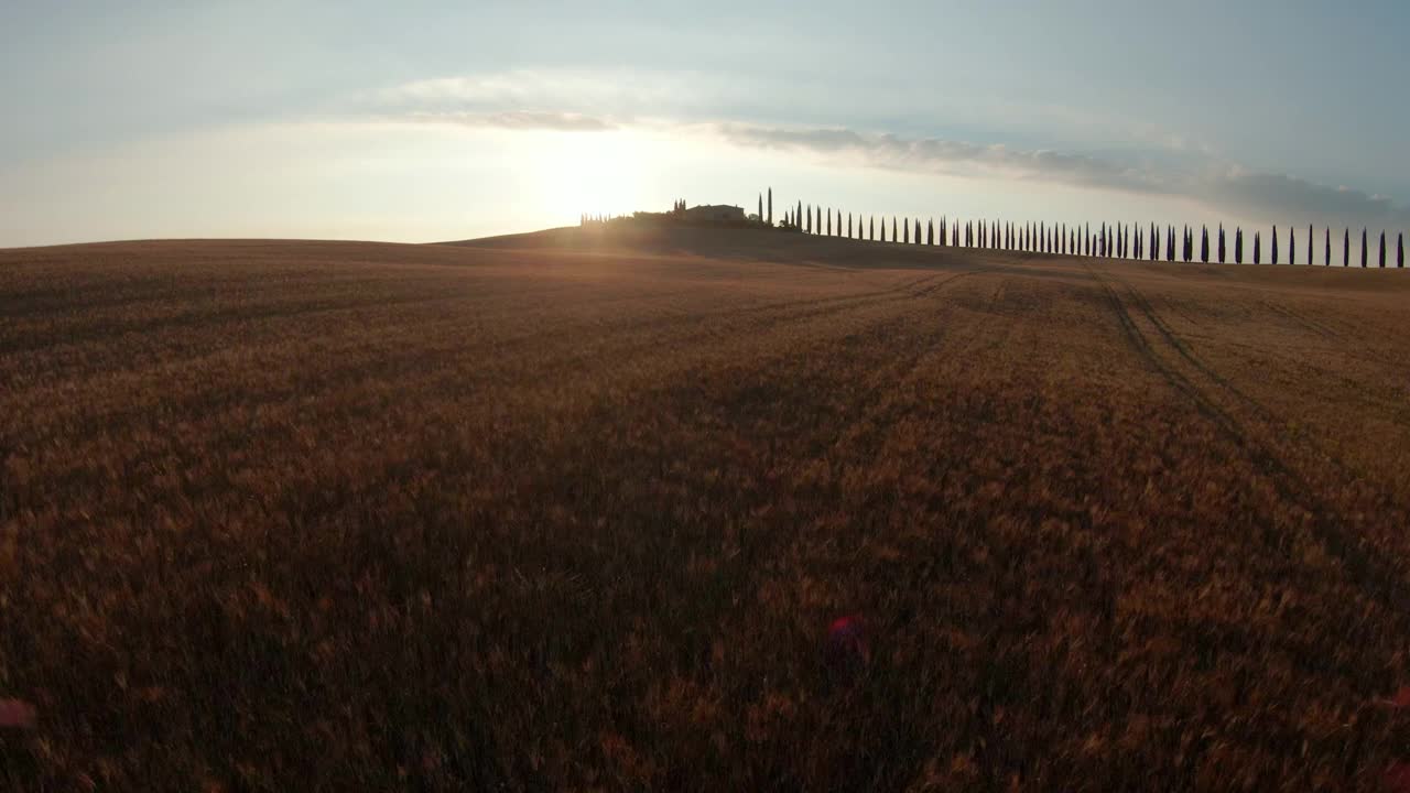 空中:在山顶上的结构和游泳池的全景，日落时无人机在田野上空飞行-腹地，德国视频素材