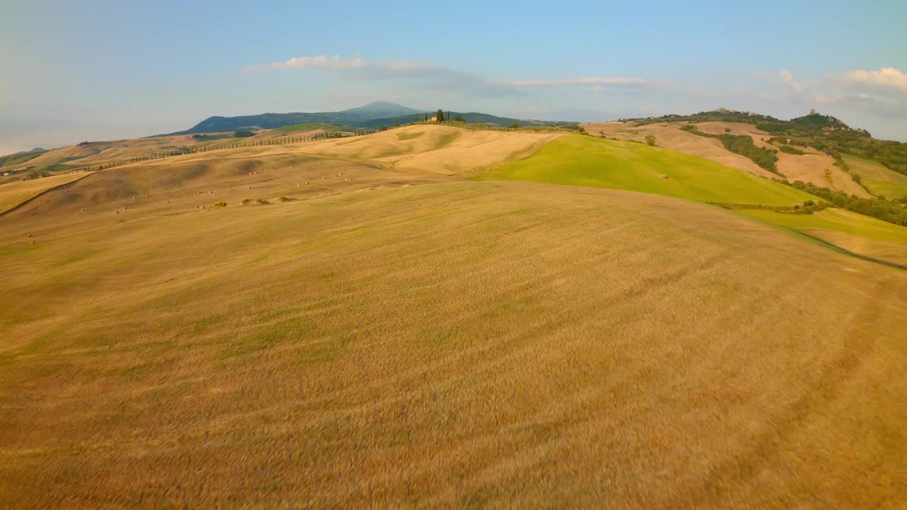 航拍:在多云的天空下的山的全景，无人机在田野上飞过干草-腹地，德国视频素材