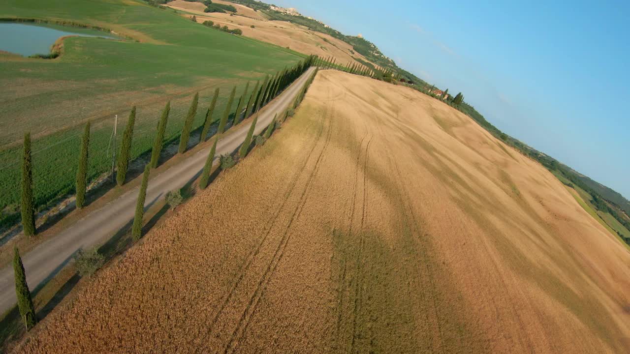 空中:平移在山上的绿色树木中道路的美丽景色对天空-内陆看，德国视频素材