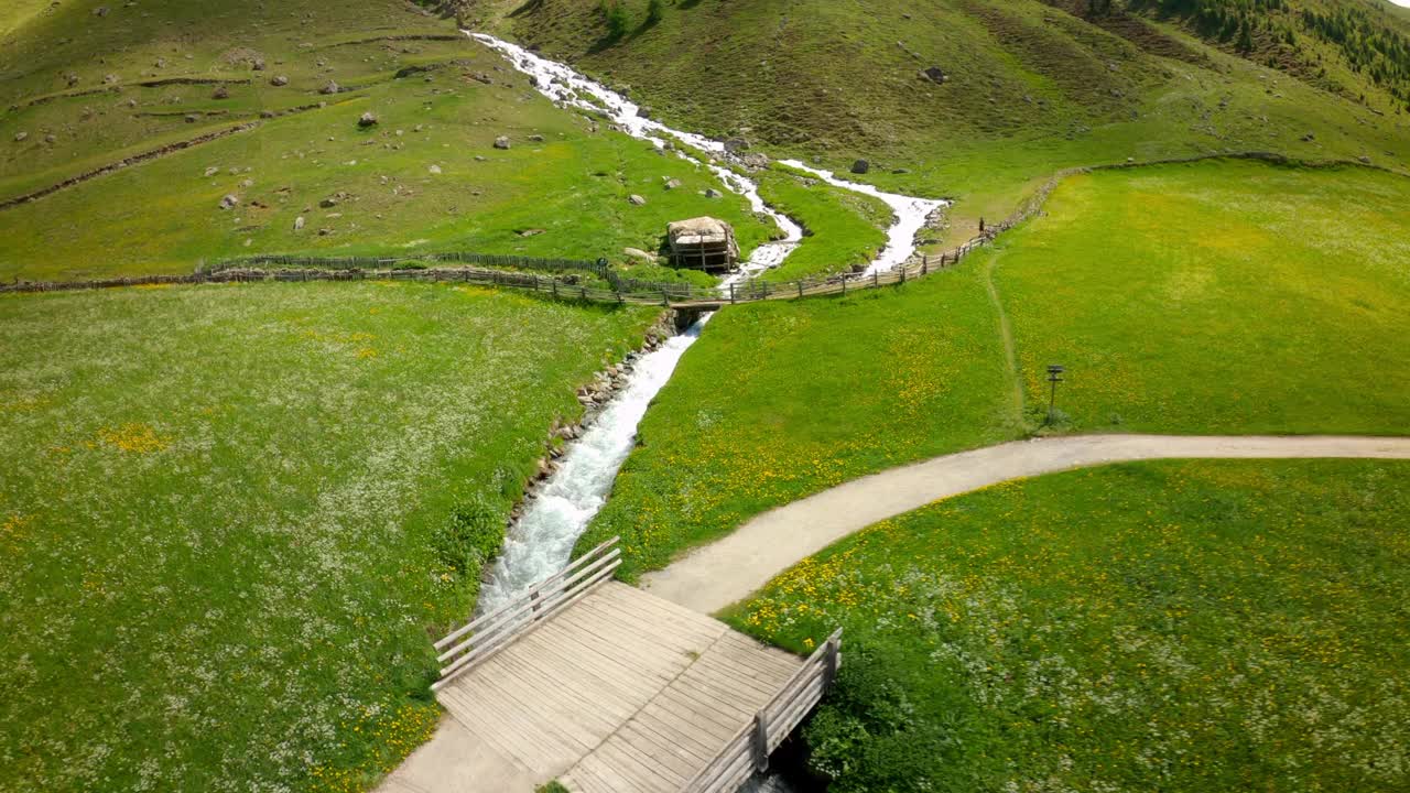 在冬季的绿色景观中拍摄瀑布风景——德国内陆视频素材