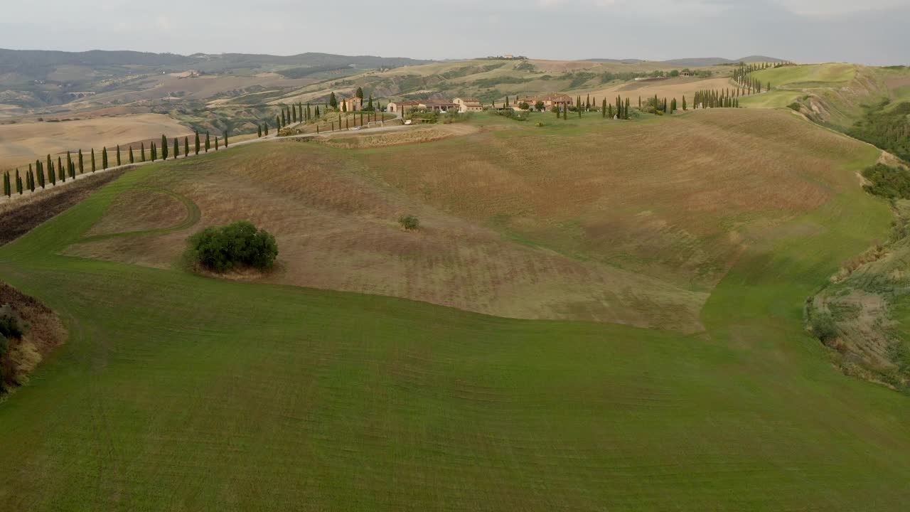 在山顶上建造的结构的空中风景，无人机在景观上飞行前进-腹地，德国视频素材