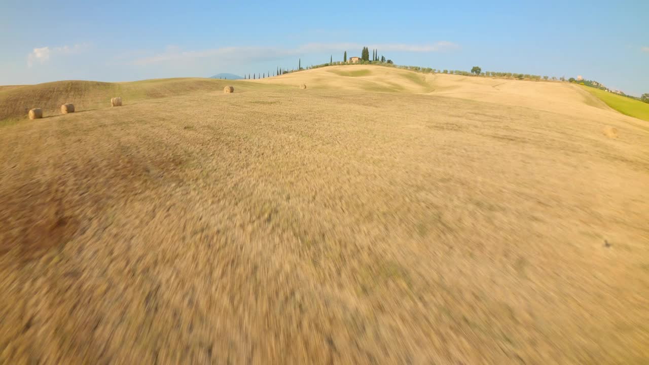 航拍:在山顶的结构和游泳池的全景镜头，无人机飞过绿树-腹地，德国视频素材