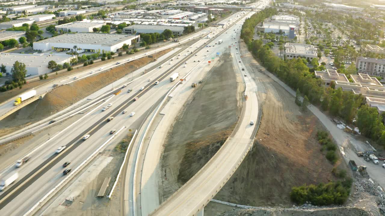 航拍:汽车在城市道路上移动，无人机飞越绿树-安大略省，加拿大视频素材