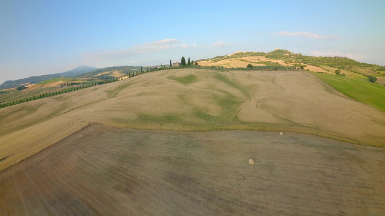 空中:在山上的结构的全景，在日落时无人机飞过树木-腹地，德国视频素材