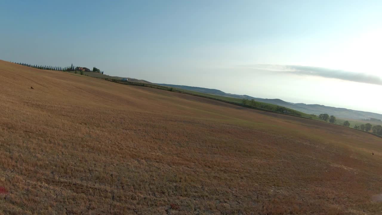 航拍:在绿色景观的道路上移动的车辆，无人机在山上飞过结构-腹地，德国视频素材