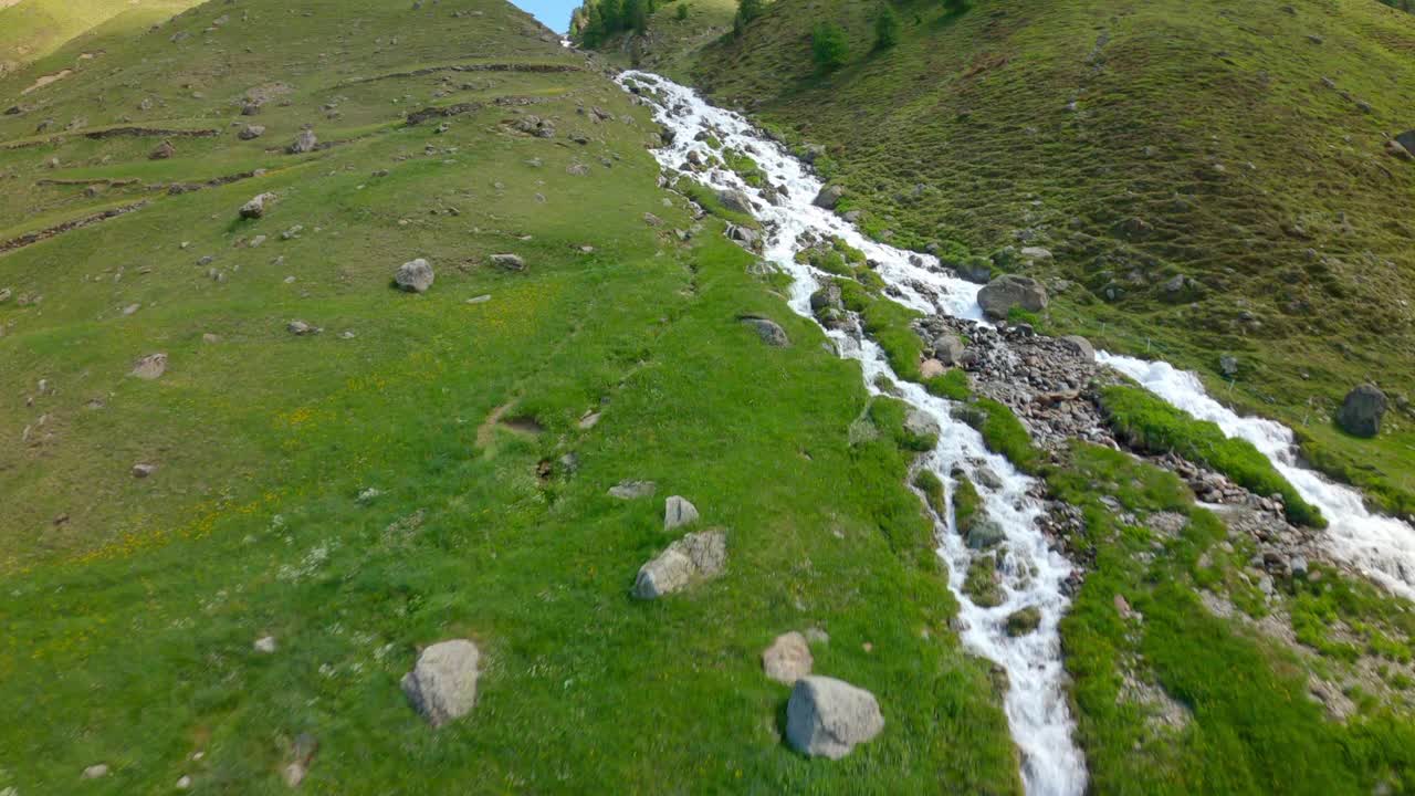 平移拍摄的美丽瀑布在绿色的山脉景观在冬季-腹地，德国视频素材