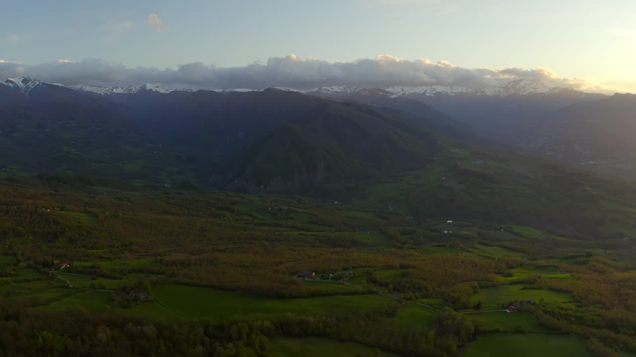 雪山的空中风景拍摄，无人机飞越绿色景观-亚平宁山脉，意大利视频素材