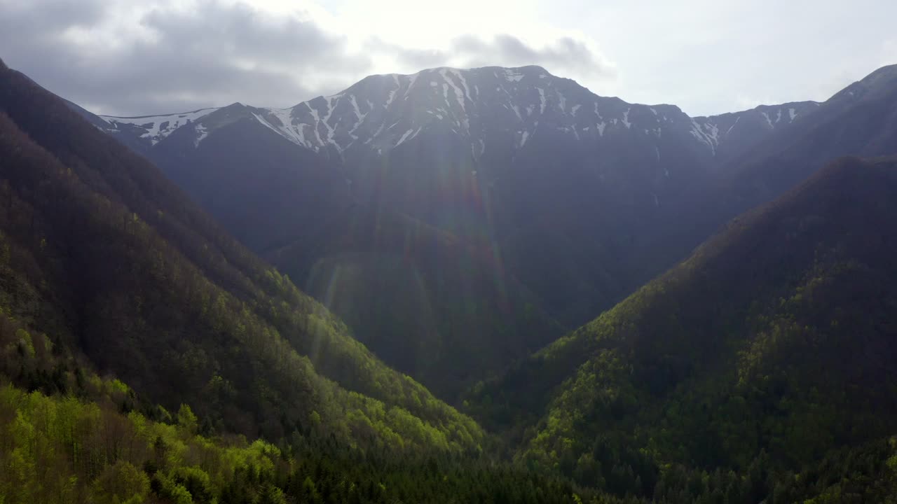 空中美丽的雪岩层，无人机飞行绿色森林-亚平宁山脉，意大利视频素材