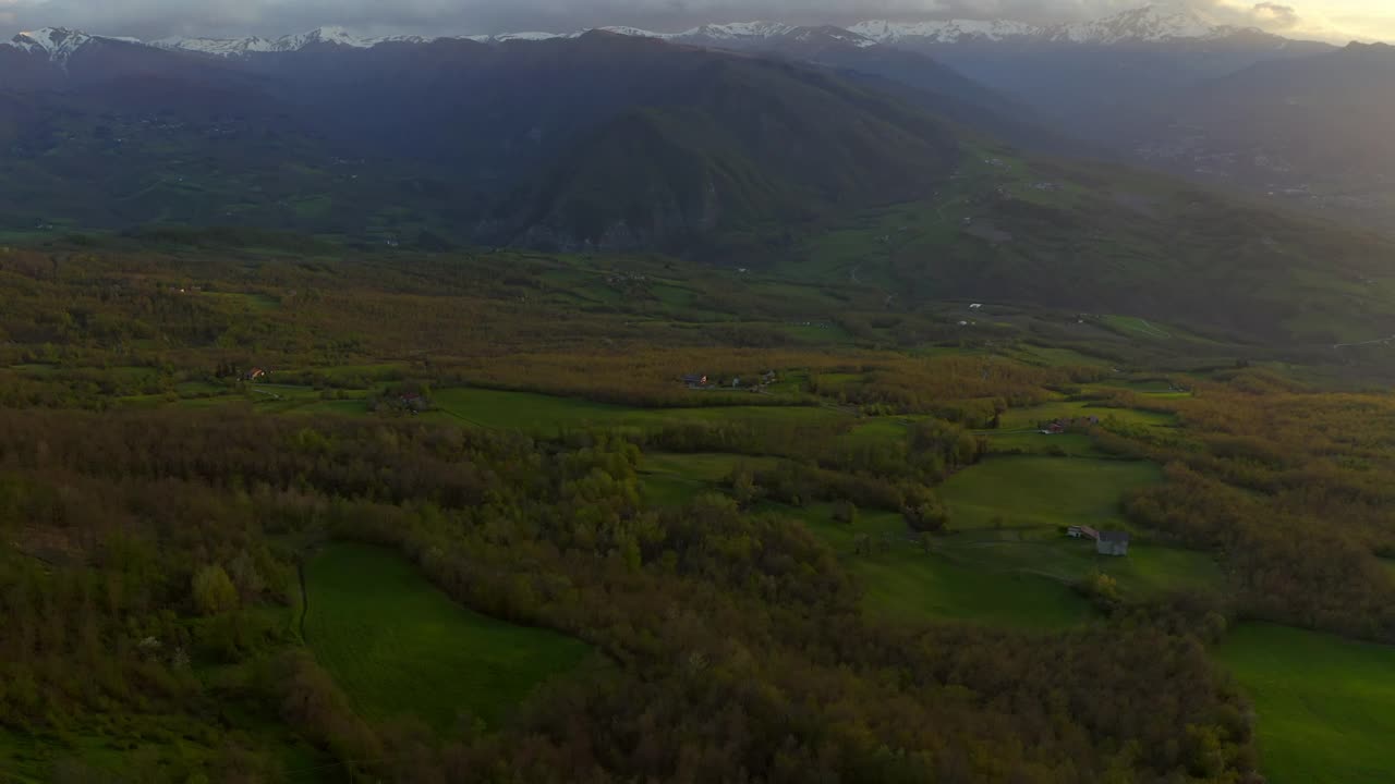 空中风景的雪山在多云的天空，无人机飞行向前在绿色景观-亚平宁山脉，意大利视频素材