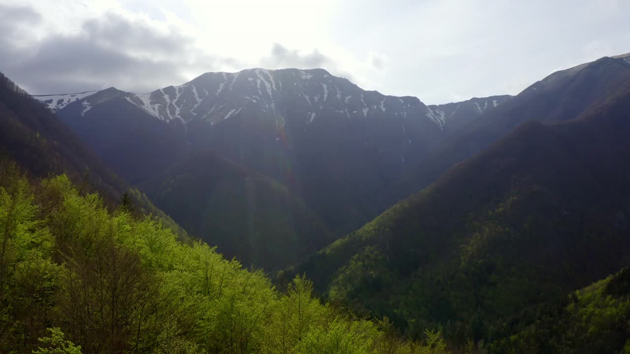 亚平宁山脉冬季的空中风景，无人机飞过绿树视频素材