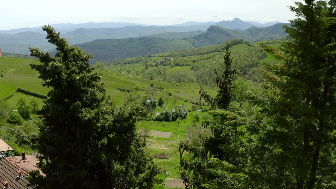 空中风景的绿色树木的山在多云的天空-亚平宁山脉，意大利视频素材