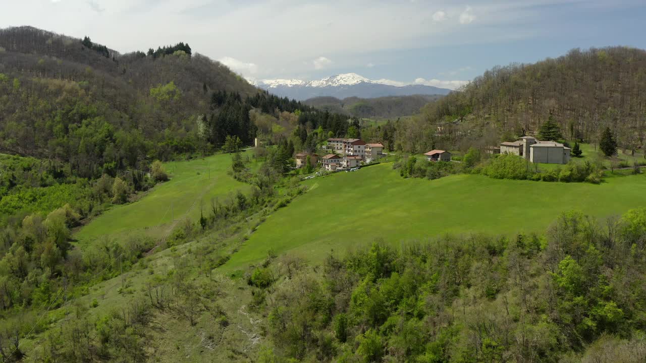 冬季绿色景观房屋的鸟瞰图-意大利亚平宁山脉视频素材