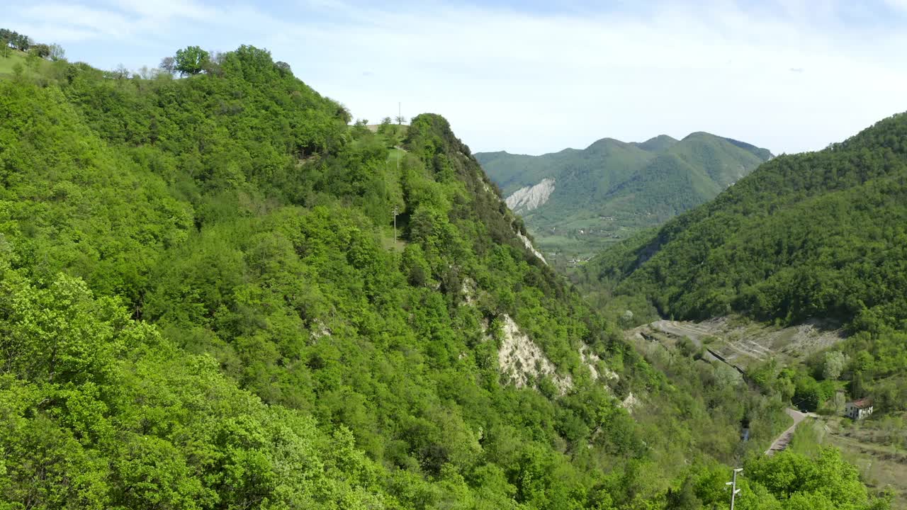 自然岩层的空中风景，无人机飞过绿色森林-亚平宁山脉，意大利视频素材