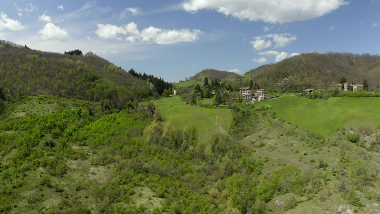 山上的住宅鸟瞰图，无人机飞过绿色景观-亚平宁山脉，意大利视频素材