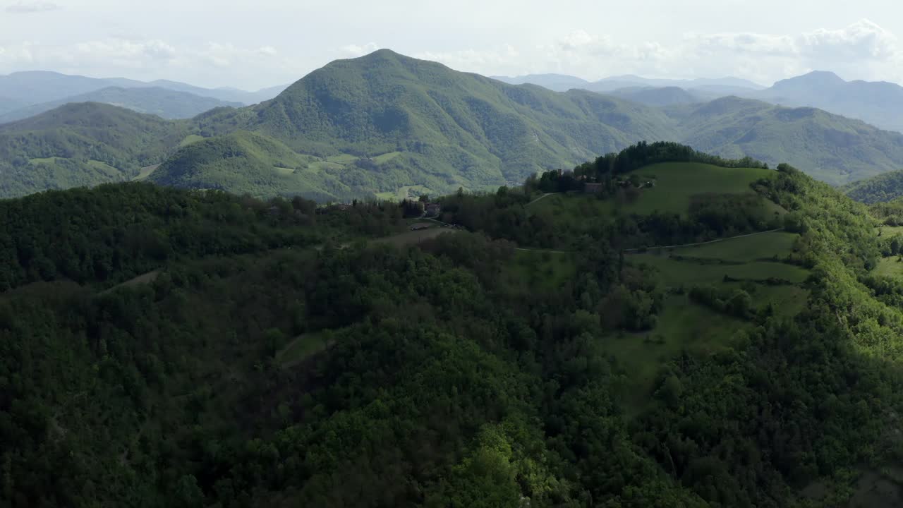 自然绿色山脉的空中风景，无人机飞越森林-亚平宁山脉，意大利视频素材