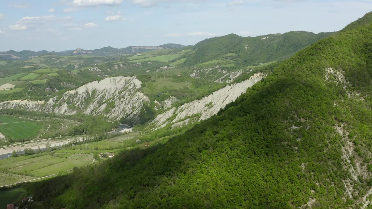 自然山丘和河流的空中风景拍摄，无人机飞越绿色森林-亚平宁山脉，意大利视频素材