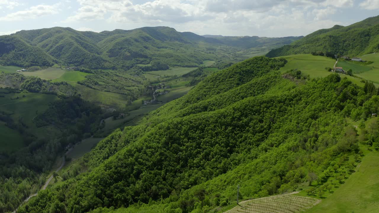 绿色天然山丘的空中风景，无人机在森林上空飞行前进-亚平宁山脉，意大利视频素材