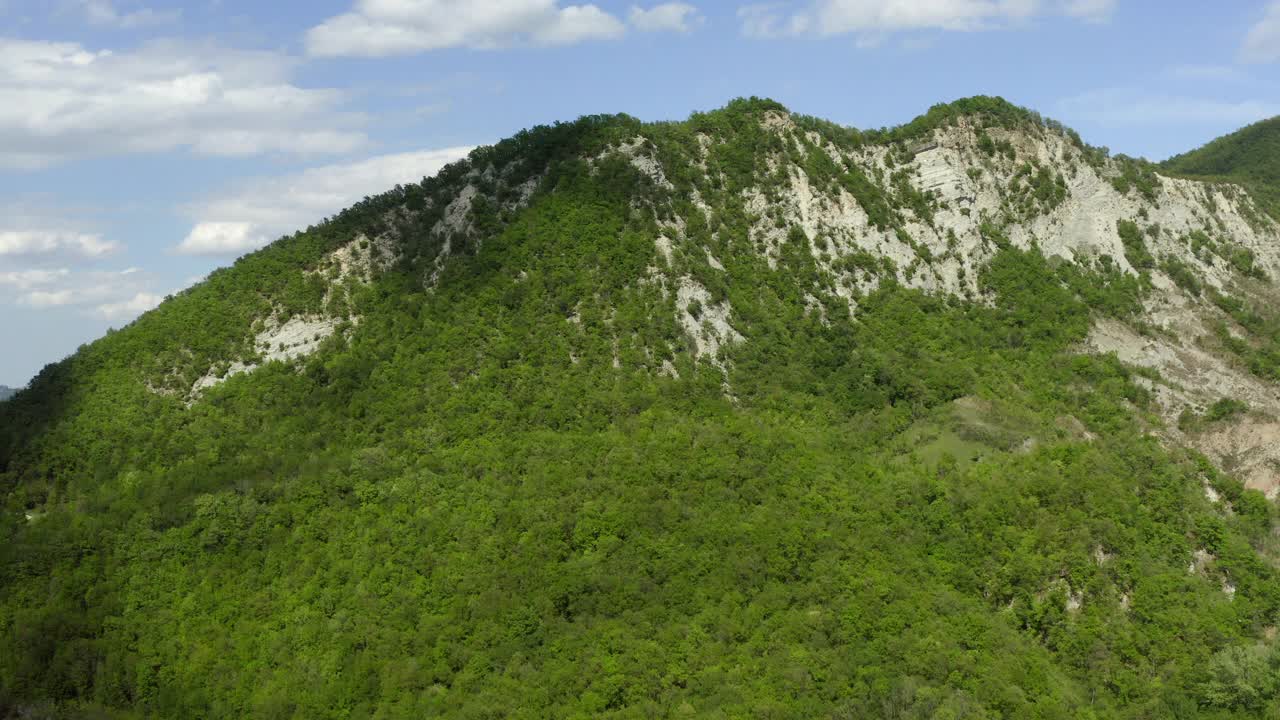 空中:自然岩石形成的树木的风景，无人机飞越绿色森林-亚平宁山脉，意大利视频素材