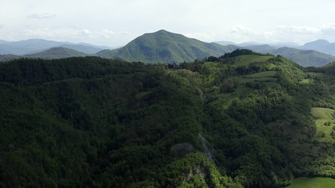 在多云的天空下的绿色自然山脉的空中风景，无人机飞过森林-亚平宁山脉，意大利视频素材