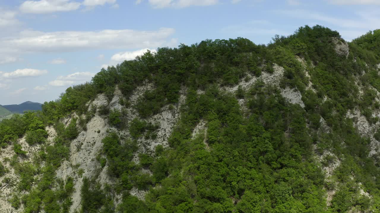 绿色山丘和河流的空中风景，无人机飞过森林-亚平宁山脉，意大利视频素材